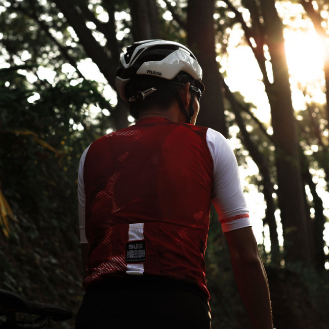 Cyclist riding into bright sunlight- Beginners guide to cycling sunglasses